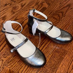 Girls dress shoe. Size 1. Pewter. Gap.